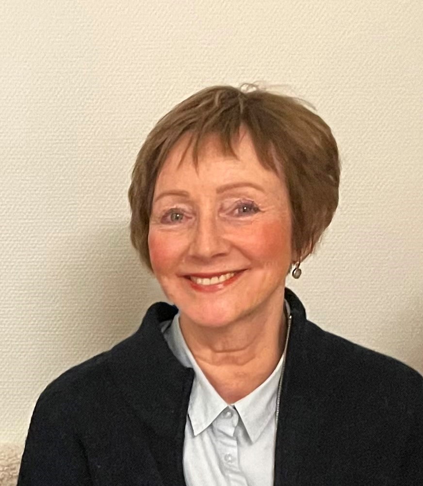 Smilende kvinne ser i kamera