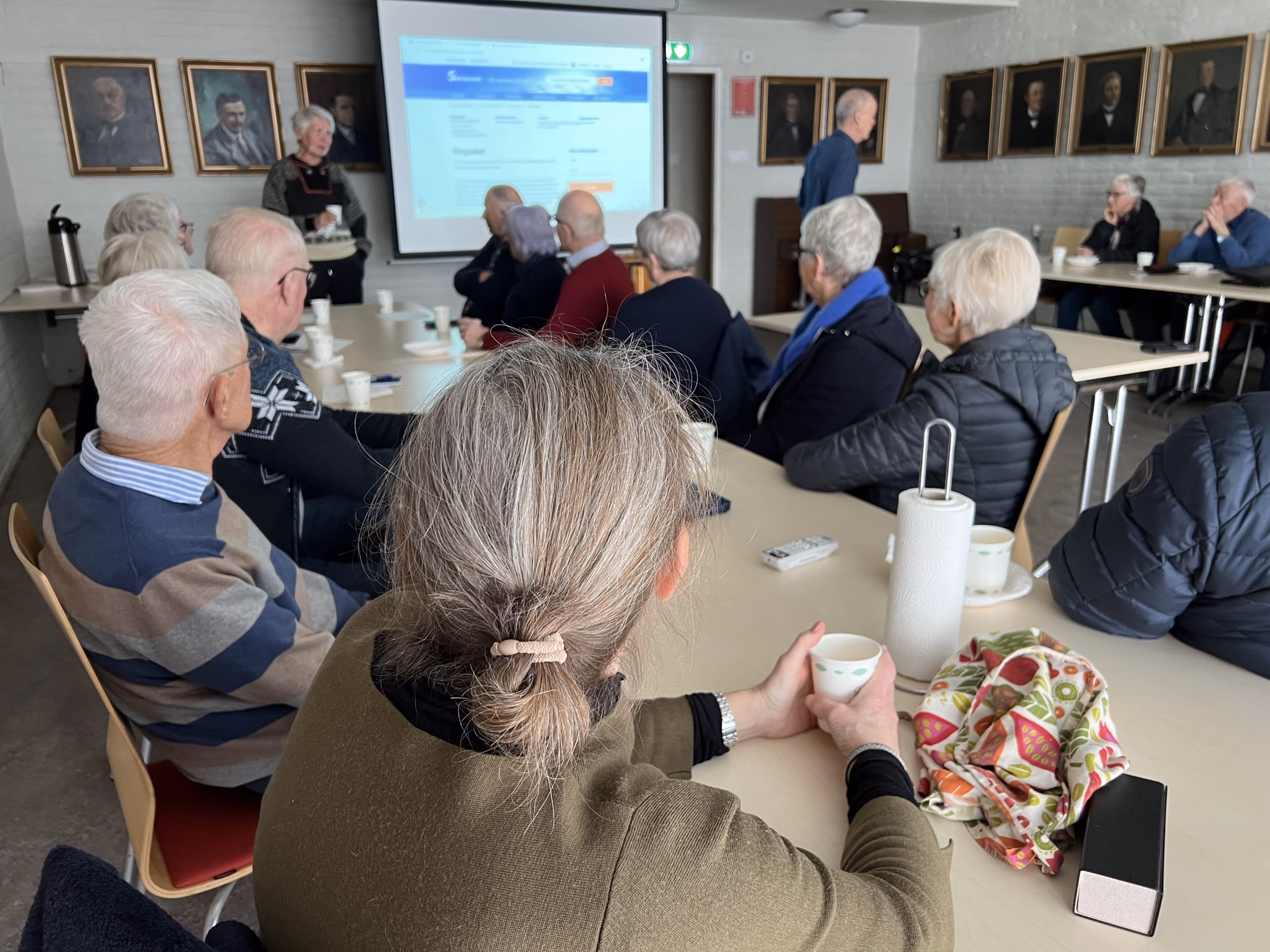 Fra en av datakafeene, samling rundt bordet.